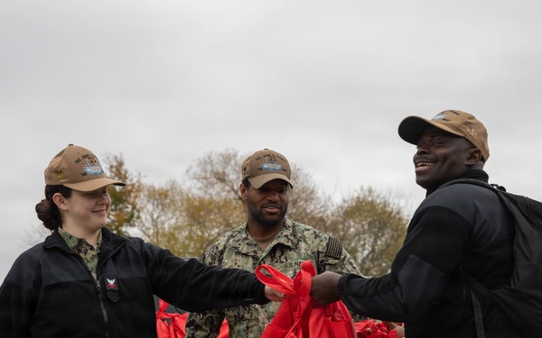 Sailors distribute meals for thanksgiving