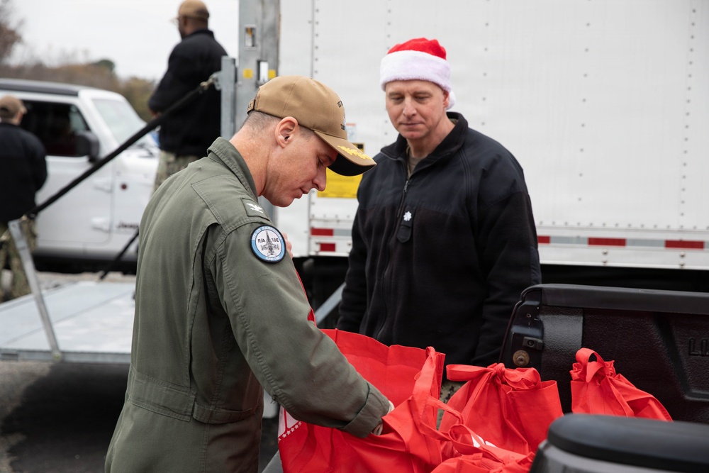 Sailors distribute meals for thanksgiving