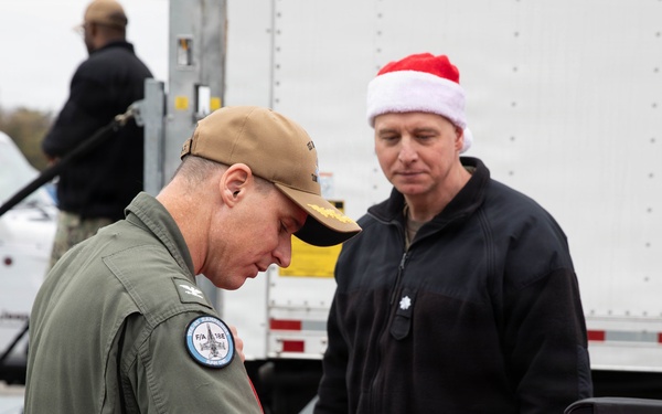 Sailors distribute meals for thanksgiving
