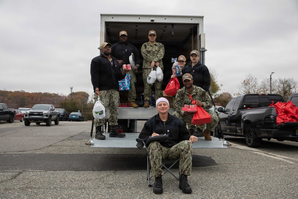 Sailors distribute meals for thanksgiving