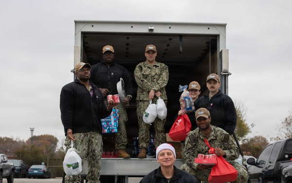 Sailors distribute meals for thanksgiving