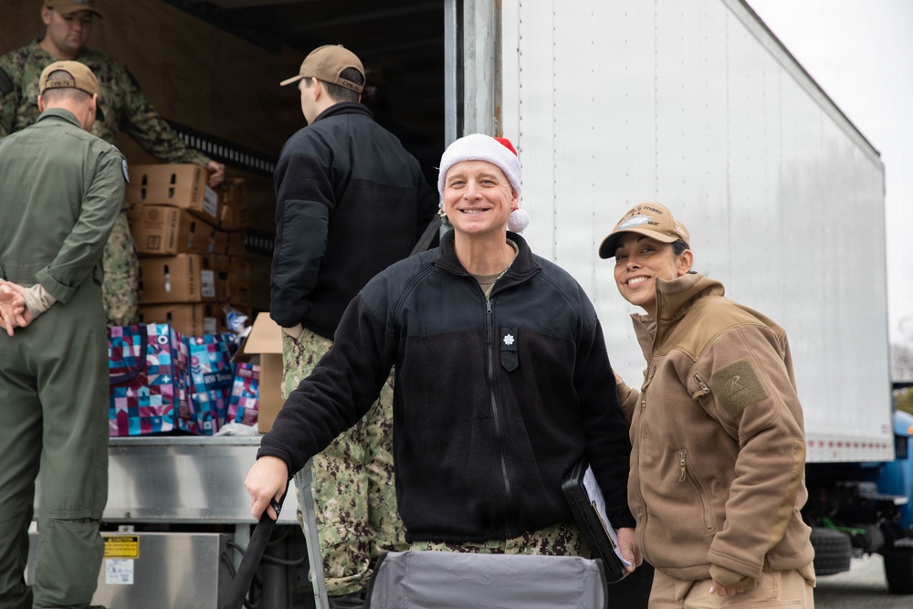 Sailors distribute meals for thanksgiving