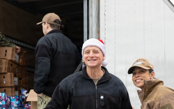 Sailors distribute meals for thanksgiving