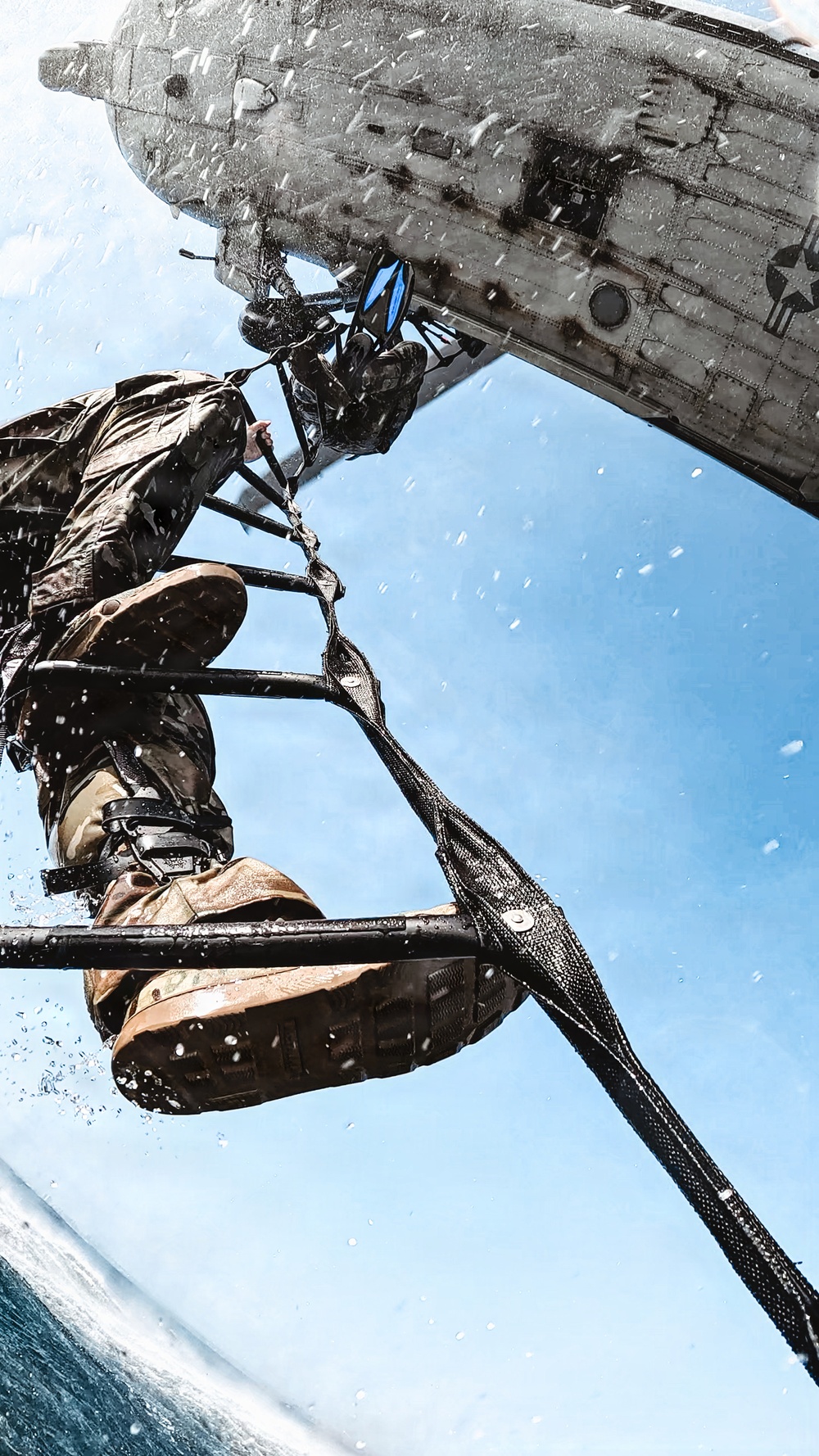 EODMU-11 Conducts Helicopter Casting Training