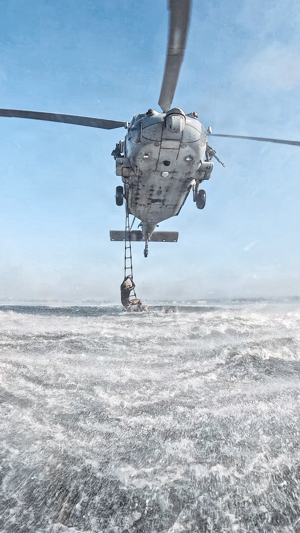 EODMU-11 Conducts Helicopter Casting Training