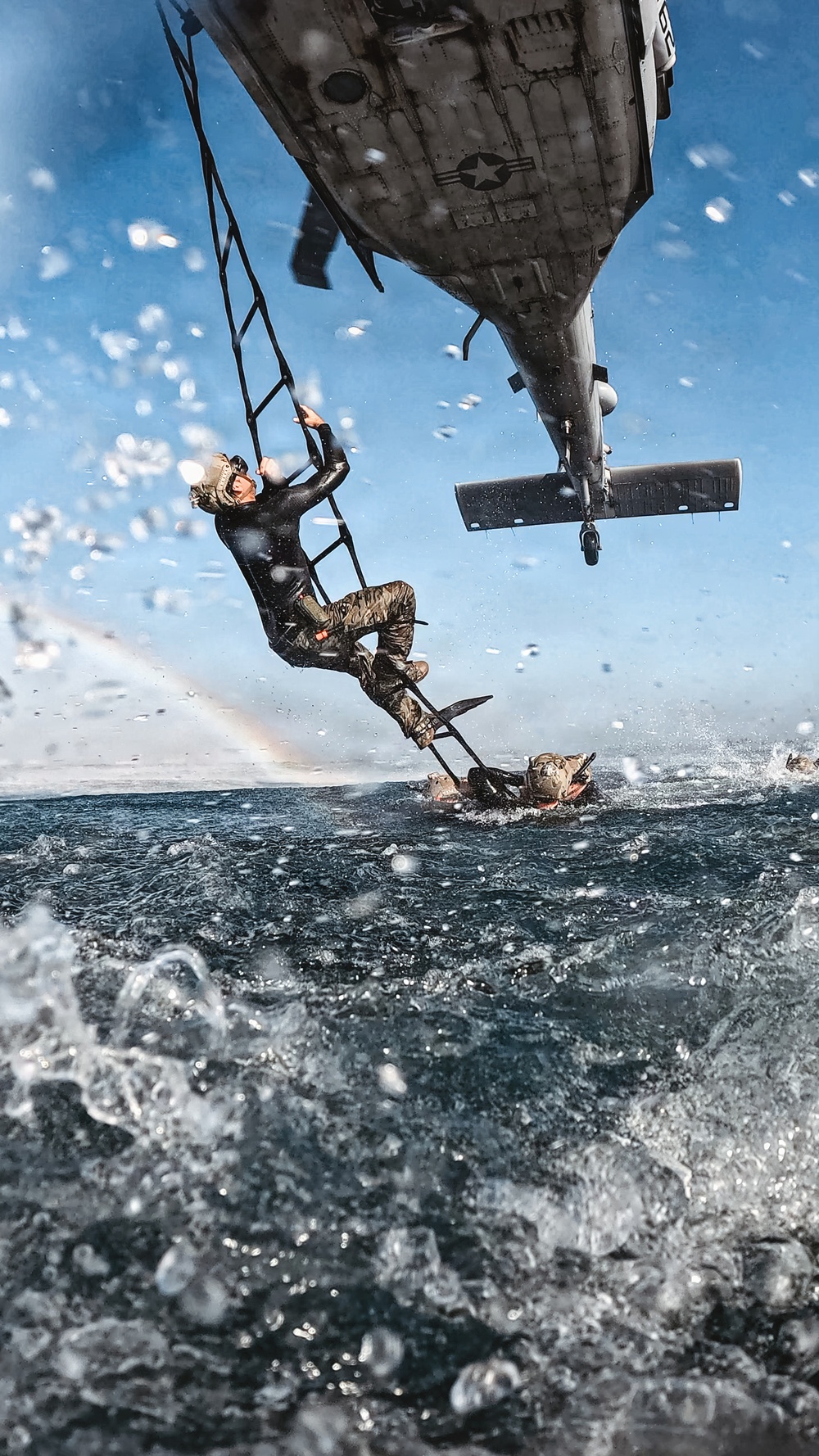 EODMU-11 Conducts Helicopter Casting Training