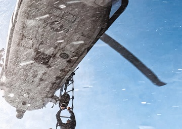 EODMU-11 Conducts Helicopter Casting Training