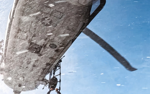 EODMU-11 Conducts Helicopter Casting Training