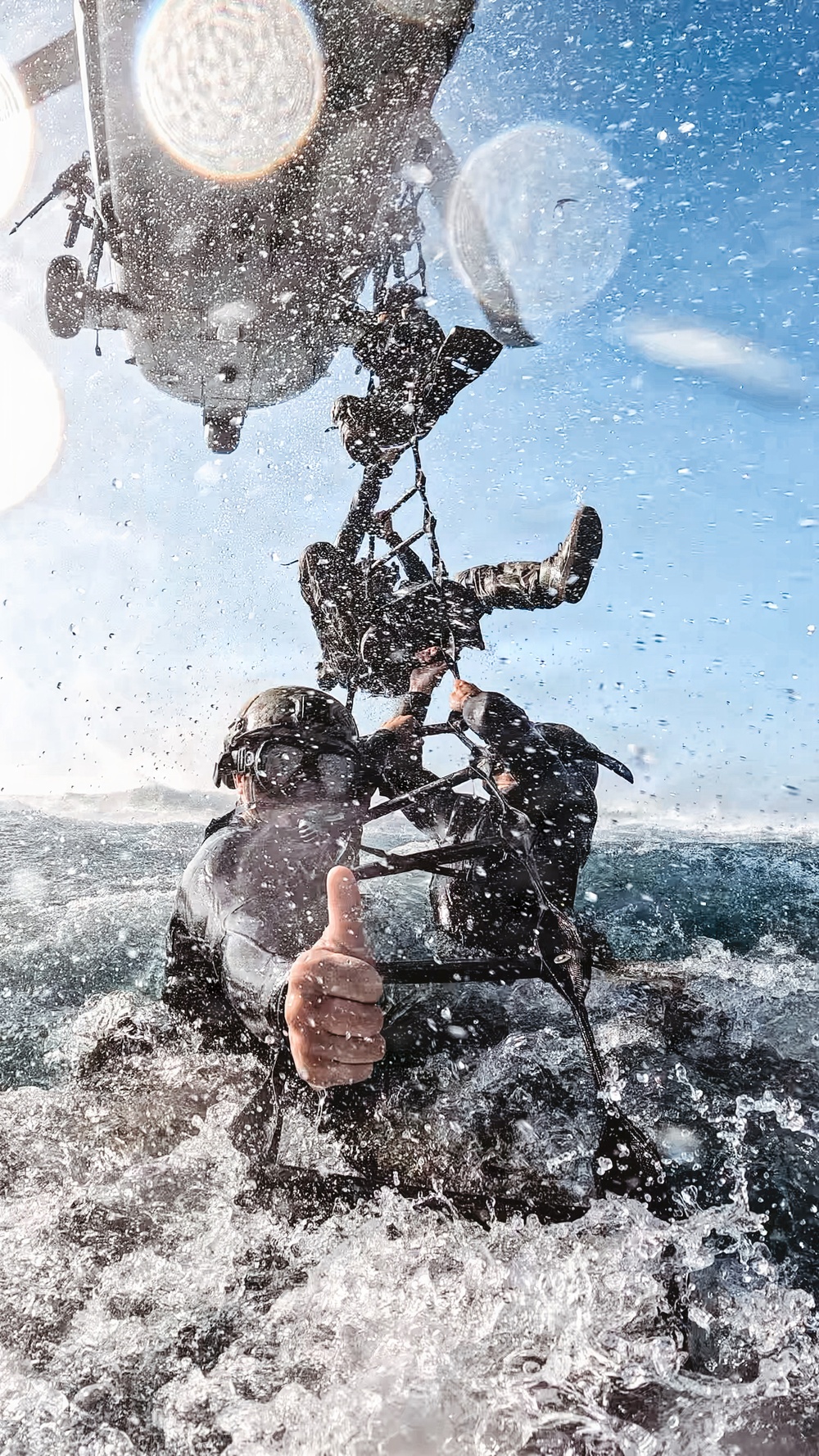 EODMU-11 Conducts Helicopter Casting Training