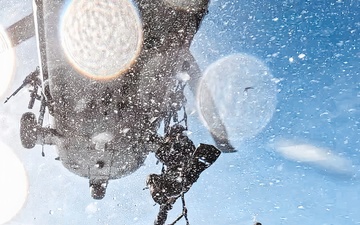 EODMU-11 Conducts Helicopter Casting Training