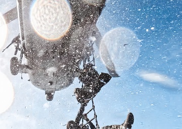 EODMU-11 Conducts Helicopter Casting Training