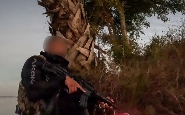 7th Special Forces Group (Airborne) dive team conducts beach assault training