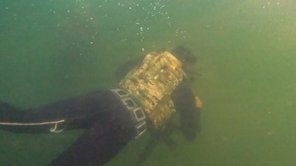 7th Special Forces Group (Airborne) dive team conducts beach assault training