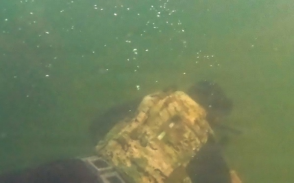 7th Special Forces Group (Airborne) dive team conducts beach assault training