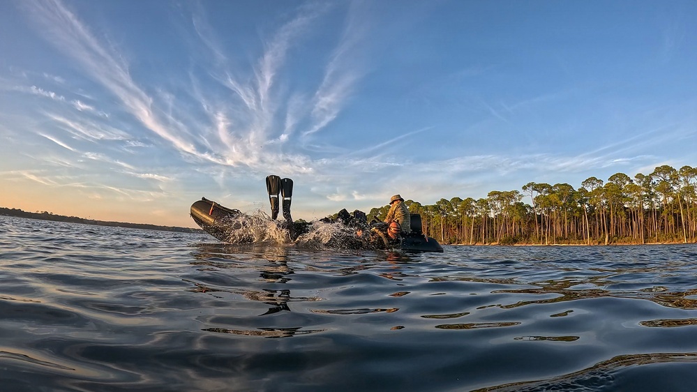 7th Special Forces Group (Airborne) dive team conducts beach assault training