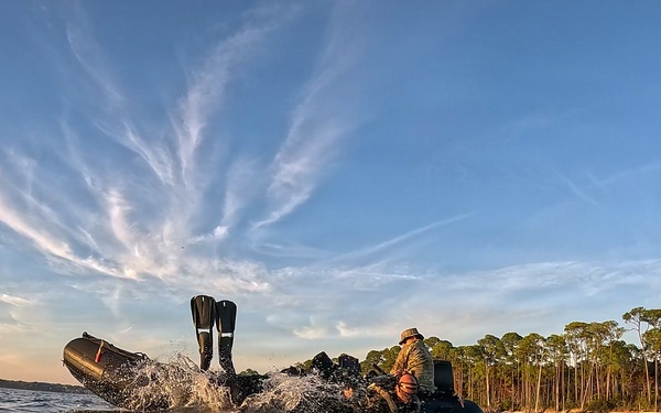 7th Special Forces Group (Airborne) dive team conducts beach assault training