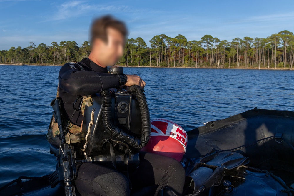 7th Special Forces Group (Airborne) dive team conducts beach assault training