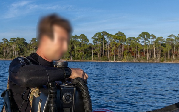 7th Special Forces Group (Airborne) dive team conducts beach assault training