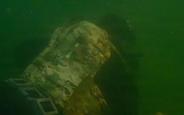 7th Special Forces Group (Airborne) dive team conducts beach assault training