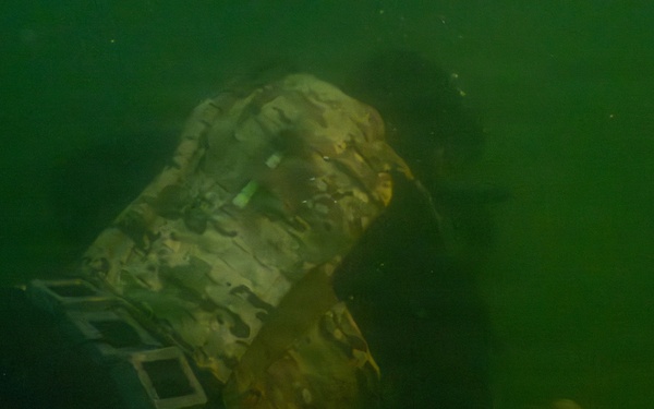 7th Special Forces Group (Airborne) dive team conducts beach assault training