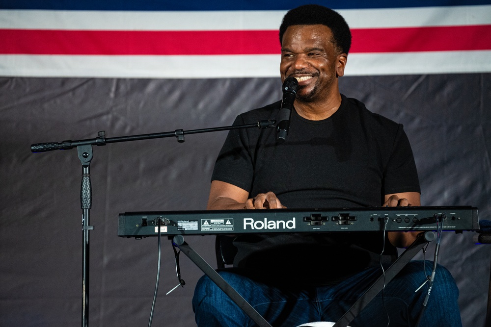 USO presents a night of laughs for Soldiers