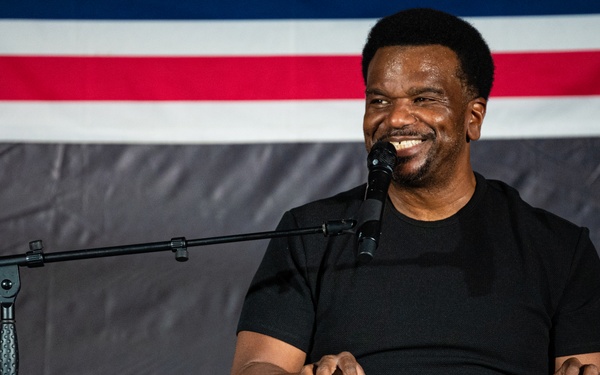 USO presents a night of laughs for Soldiers