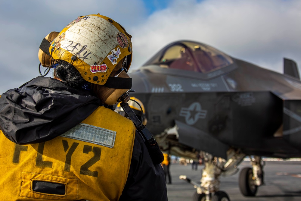 Abraham Lincoln conducts flight operations