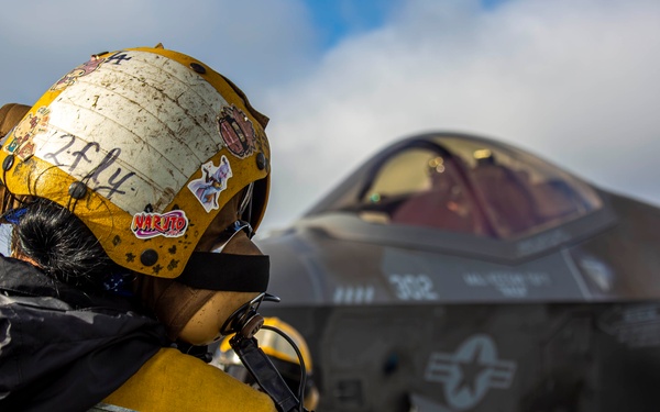 Abraham Lincoln conducts flight operations