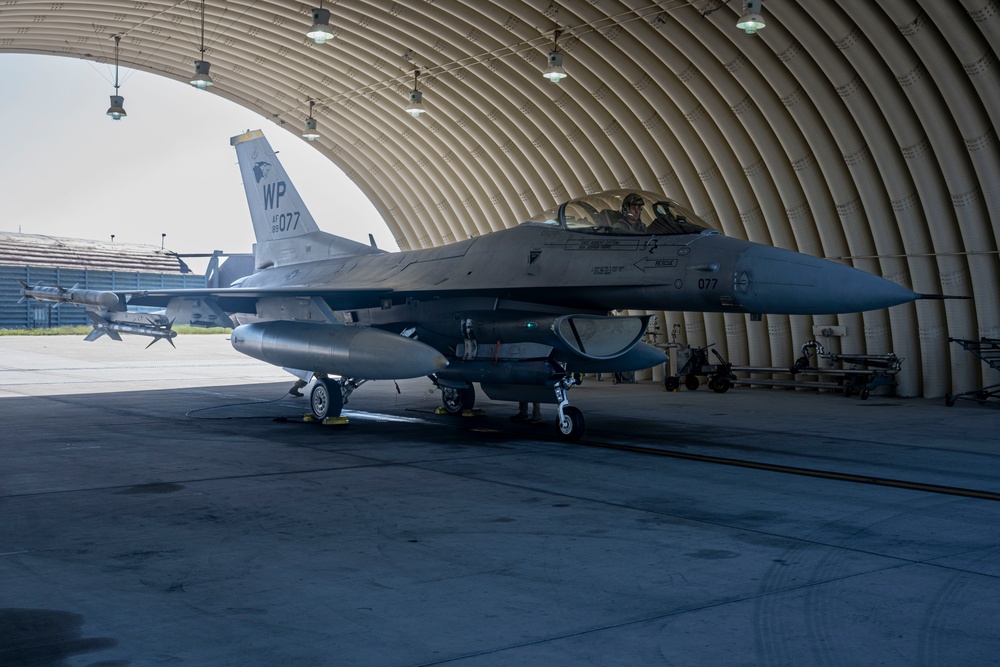 U.S. Airmen and Marines conduct joint refuel at Kunsan AB