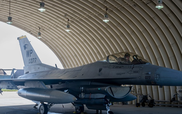 U.S. Airmen and Marines conduct joint refuel at Kunsan AB