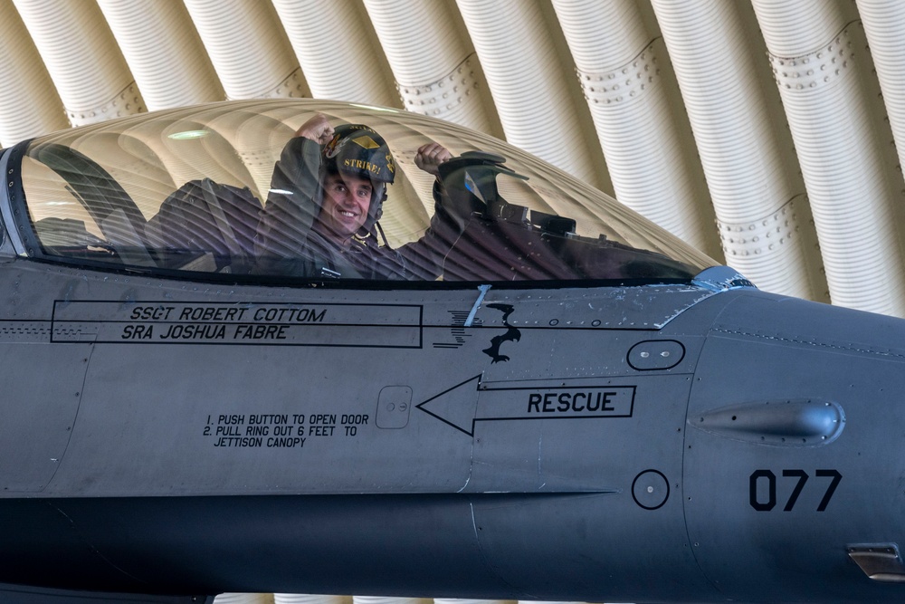 U.S. Airmen and Marines conduct joint refuel at Kunsan AB