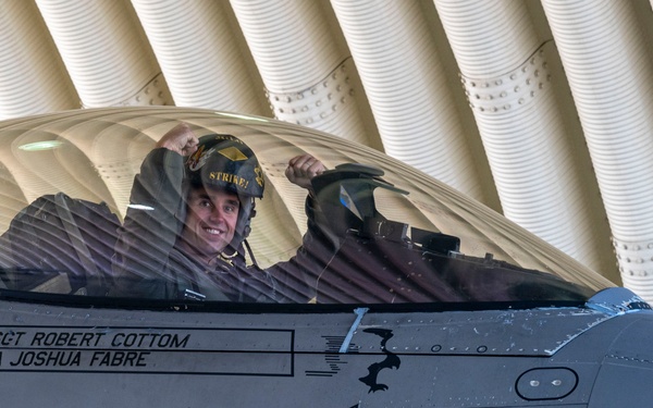 U.S. Airmen and Marines conduct joint refuel at Kunsan AB