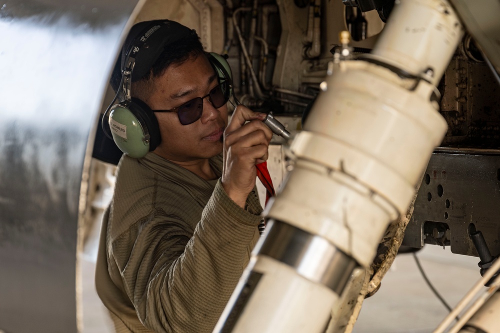 U.S. Airmen and Marines conduct joint refuel at Kunsan AB