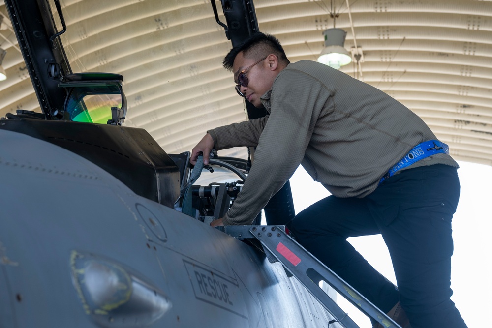 U.S. Airmen and Marines conduct joint refuel at Kunsan AB