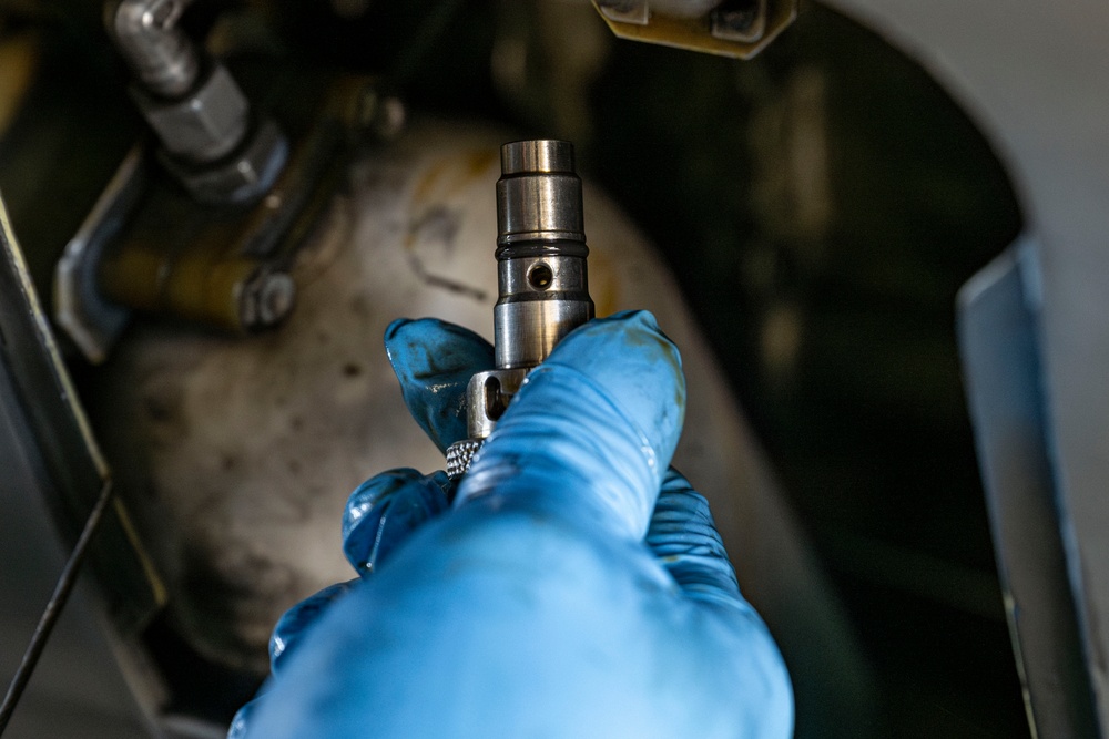 U.S. Airmen and Marines conduct joint refuel at Kunsan AB