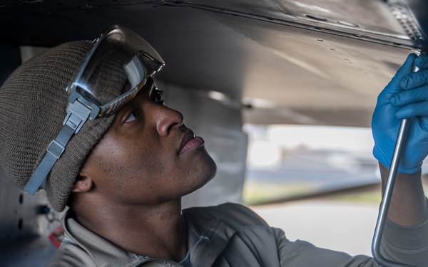 U.S. Airmen and Marines conduct joint refuel at Kunsan AB