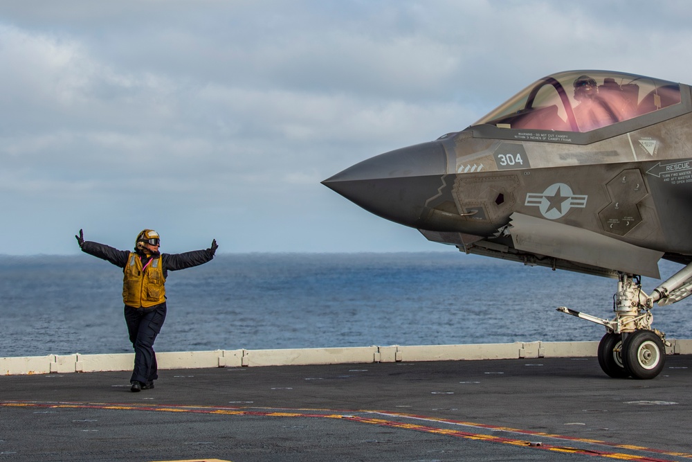 Abraham Lincoln conducts flight operations