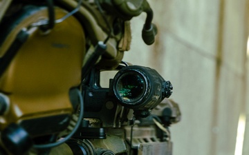 Reconnaissance Marines with the 24th Marine Expeditionary Unit conduct rifle drills