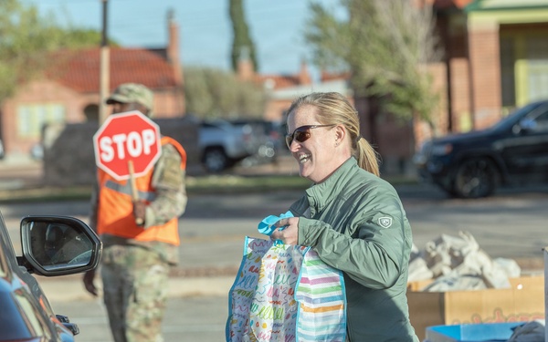 ASYMCA of El Paso, volunteers distribute holiday meals at Fort Bliss