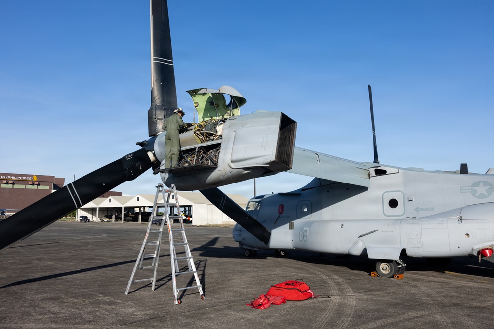VMM-262 fly to Philippines for Foreign Disaster Relief