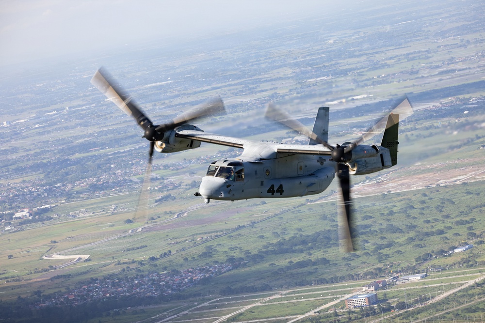 VMM-262 fly to Philippines for Foreign Disaster Relief
