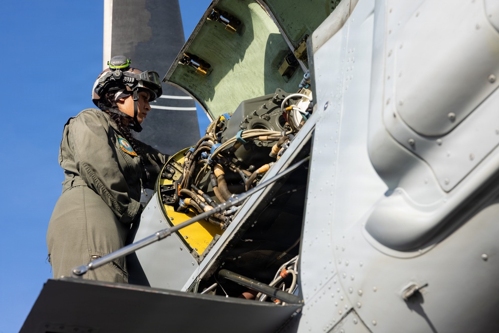 VMM-262 fly to Philippines for Foreign Disaster Relief