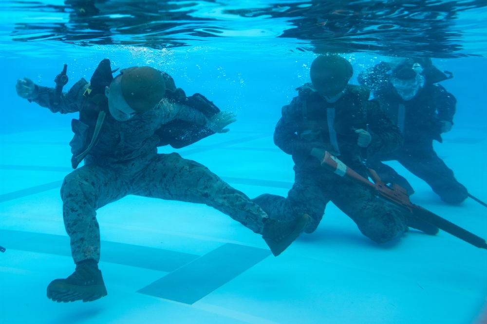 III MEF Marines hold water survival qualification