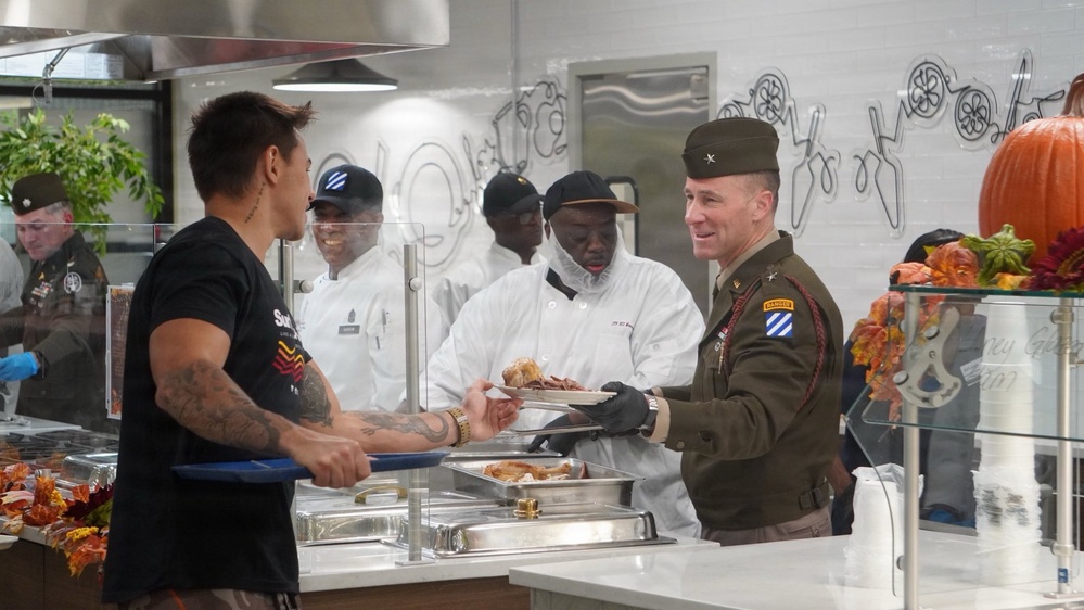 Senior leaders of 3rd CAB and 3rd ID serve Thanksgiving meal