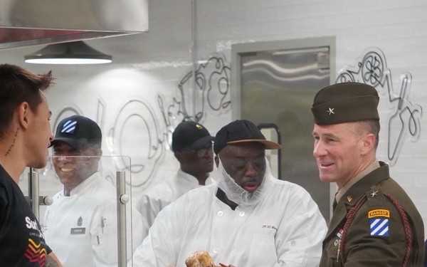 Senior leaders of 3rd CAB and 3rd ID serve Thanksgiving meal