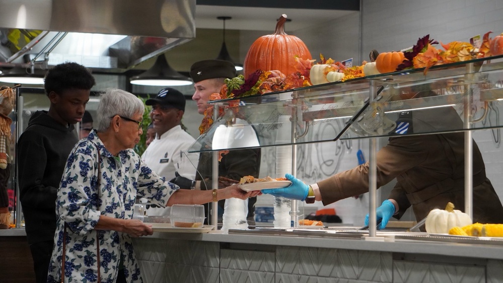 Senior leaders of 3rd CAB and 3rd ID serve Thanksgiving meal