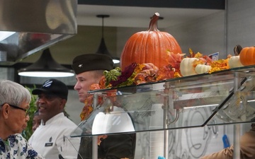 Senior leaders of 3rd CAB and 3rd ID serve Thanksgiving meal