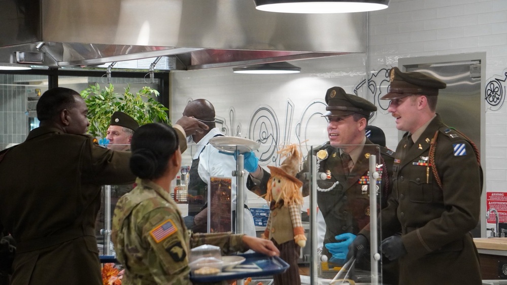 Senior leaders of 3rd CAB and 3rd ID serve Thanksgiving meal