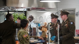 Senior leaders of 3rd CAB and 3rd ID serve Thanksgiving meal