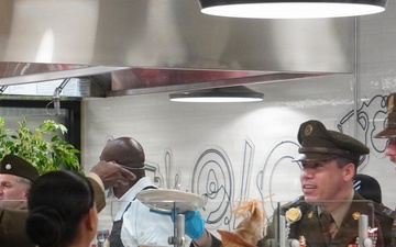 Senior leaders of 3rd CAB and 3rd ID serve Thanksgiving meal